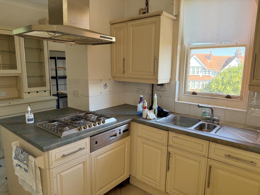 Lot: 62 - SUBSTANTIAL DETACHED PROPERTY AND LAND WITH POTENTIAL - First floor flat kitchen